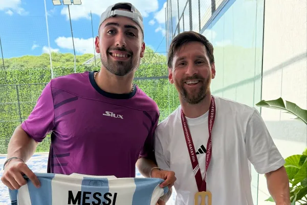 Imperdible encuentro y regalo especial de Lionel Messi al campeón mundial de pádel