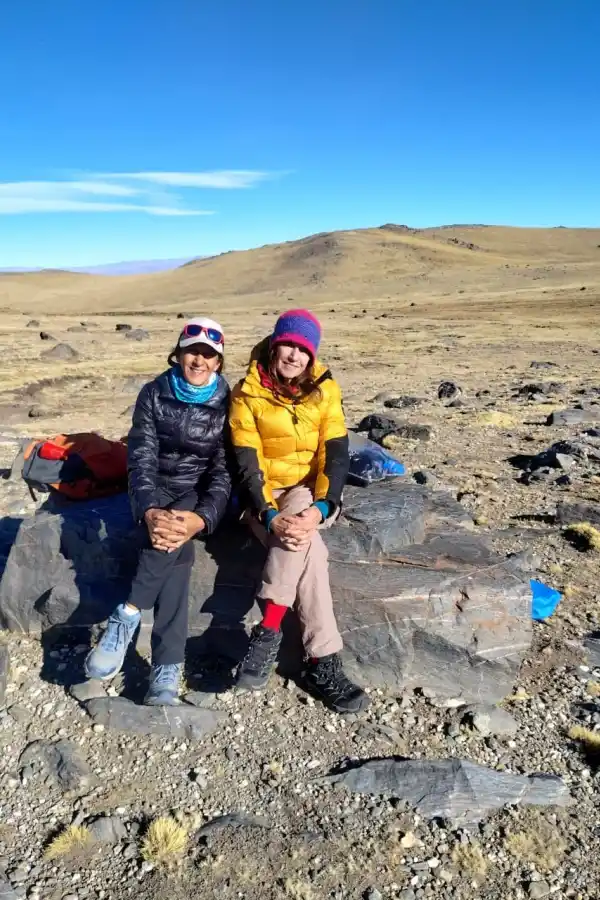 HERMANAS. Silvia y Corina Altamirano, en las lagunas de HuancaHuasi.