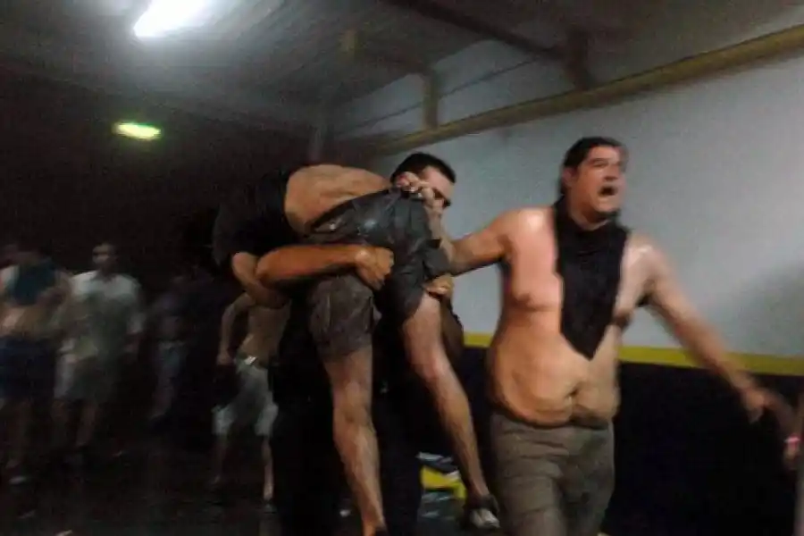 CRUDEZA. Las imágenes que fueron captadas tras el incendio que se cobró la vida de casi 200 personas, causaron impacto y dolor en todo un país que empezó a cuestionar las medidas de seguridad en boliches y pubs. fotos de Gustavo Castaing - telam - afp