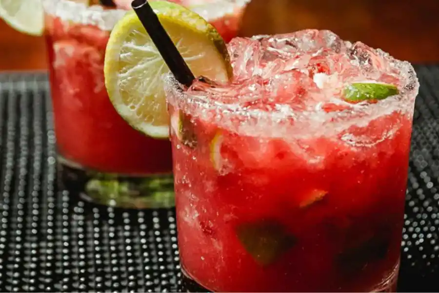 UN CLÁSICO BRASILEÑO CON UN GIRO. El Caipi de frutos rojos es ácido, dulce y refrescante, una mezcla perfecta para el verano. / PEXELS.