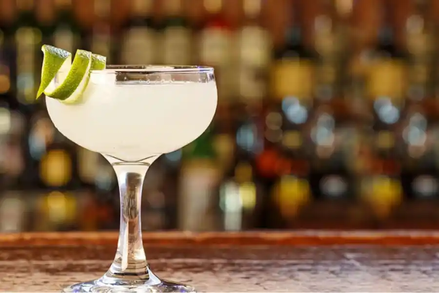 UN TRAGO REFRESCANTE Y CLÁSICO. La combinación perfecta de ron, limón y un toque de dulzura. / PEXELS.