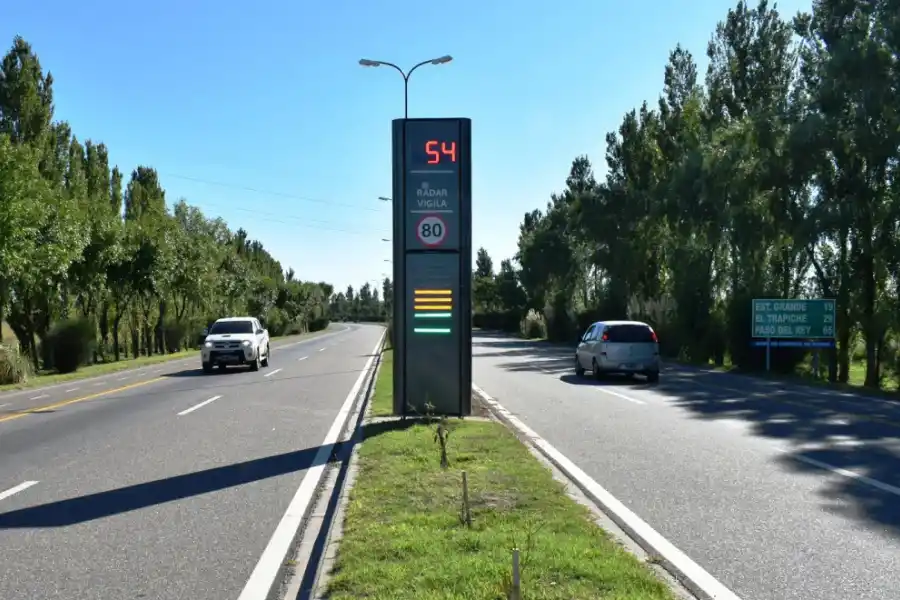 Vacaciones 2025: dónde están y cuáles son los radares de velocidad autorizados para funcionar en rutas