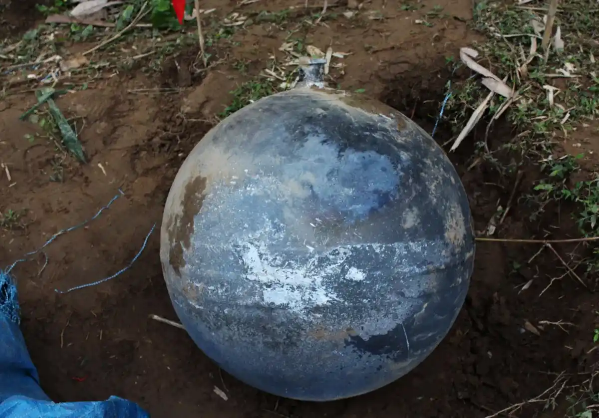 Esta imagen tomada en enero 2 del 2016 muestra una bola de metal que aterrizó en una provincia del norte de Tuyen Quang en Vietnam.