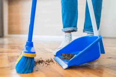 ¡Cuidado con barrer este primero de enero! Qué puede pasar si lo haces, según las creencias