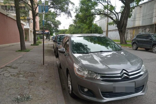 LA GACETA en Whatsapp: quejas por los vehículos mal estacionados