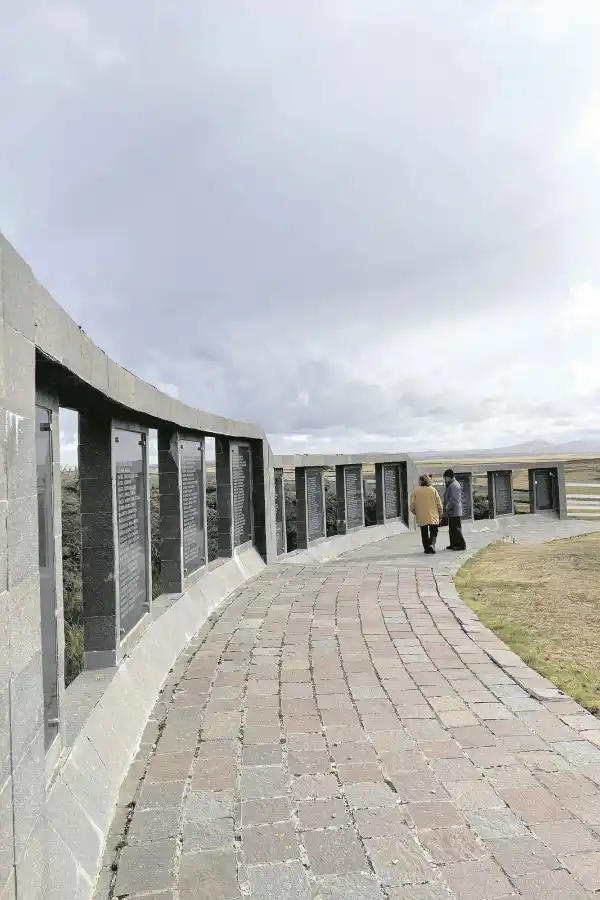 El memorial da cuenta de los combatientes argentinos caídos durante la guerra de 1982. 