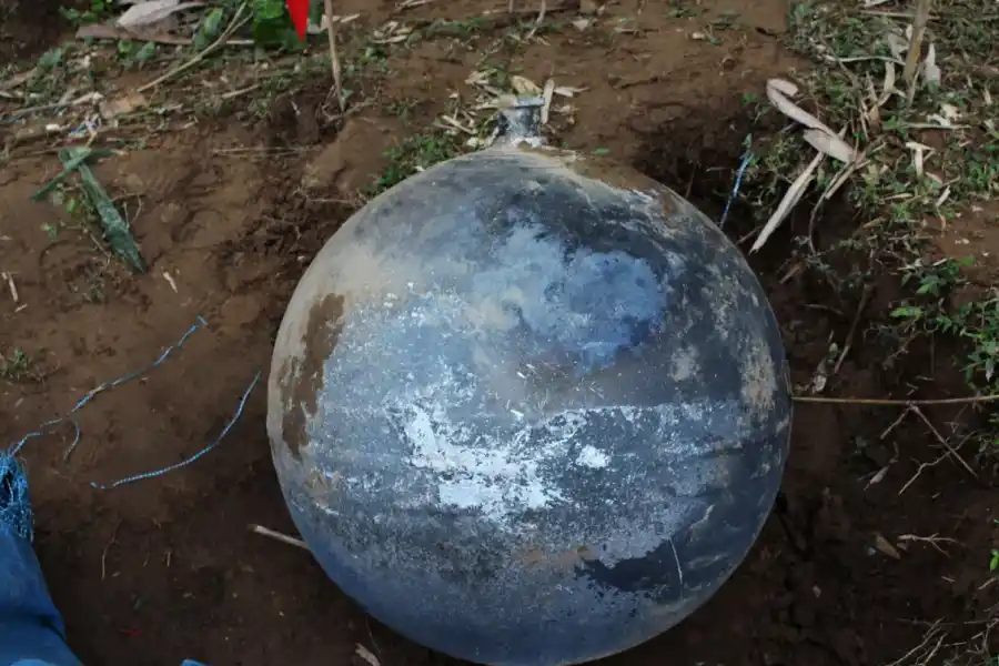 Esta imagen tomada en enero 2 del 2016 muestra una bola de metal que aterrizó en una provincia del norte de Tuyen Quang en Vietnam.