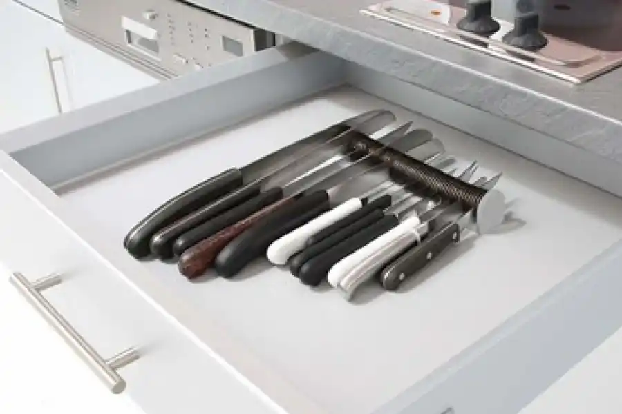 Lo conveniente es no manipular objetos cortantes ese día.