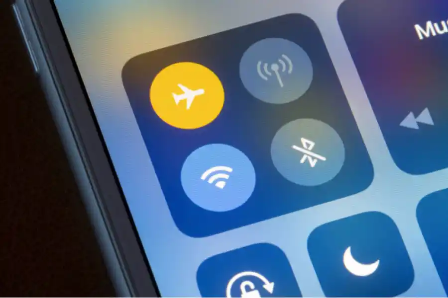 MODO AVIÓN. Activar este modo es clave para que el celular no esté buscando señal, lo que consume la batería rápidamente. / PEXELS.