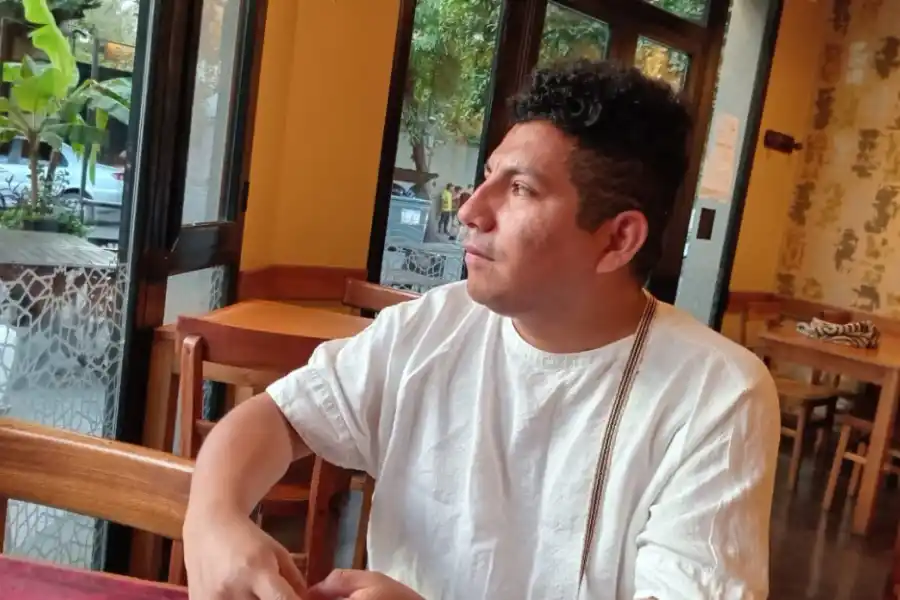 PENSATIVO. Gabriel Chaile, durante la entrevista con este diario. LA GACETA / FOTO DE JORGE FIGUEROA