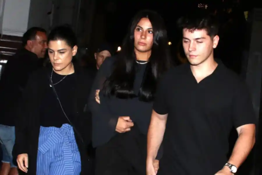 Sara Stewart Brown, exesposa de Jorge Lanata, junto a su hija Lola Lanata, en el velatorio del periodista