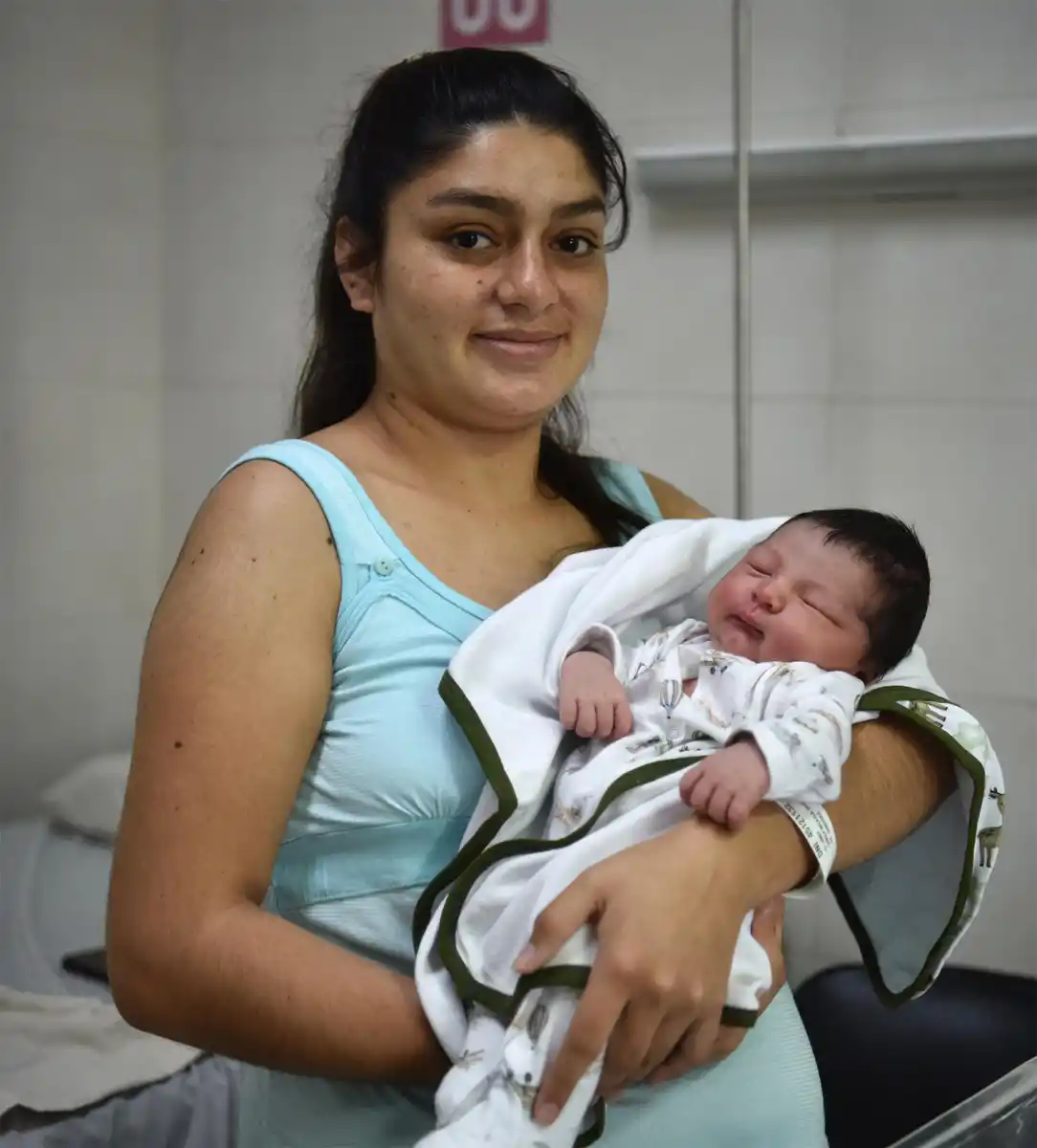 El PRIMERO. Valentín descansa en los brazos de Micaela, su mamá. 