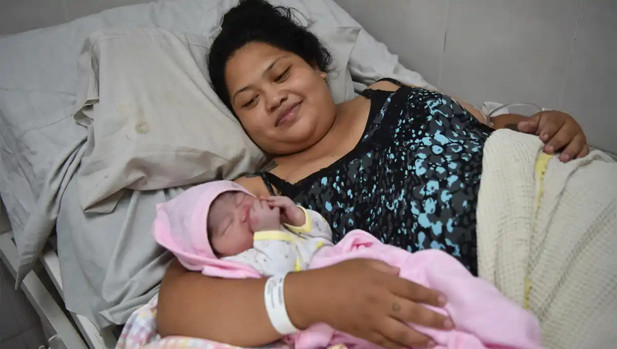 EN LOS PRIMEROS SEGUNDOS. En otra sala de parto de la Maternidad, Noemí dio a luz a Guillermina.