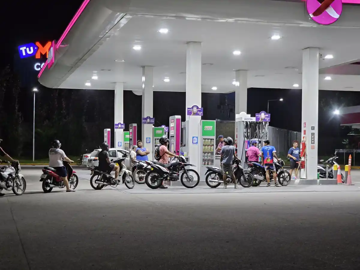 ÙLTIMOS MINUTOS. Una larga fila de motociclistas esperan para ser atendidos.