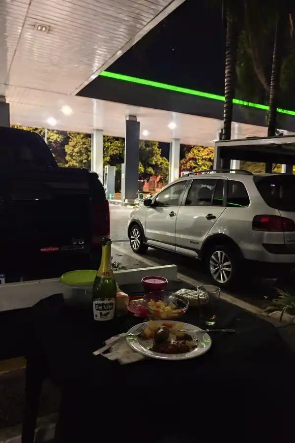 BRINDIS. Una sidra y asado con ensalada antes de las 00.