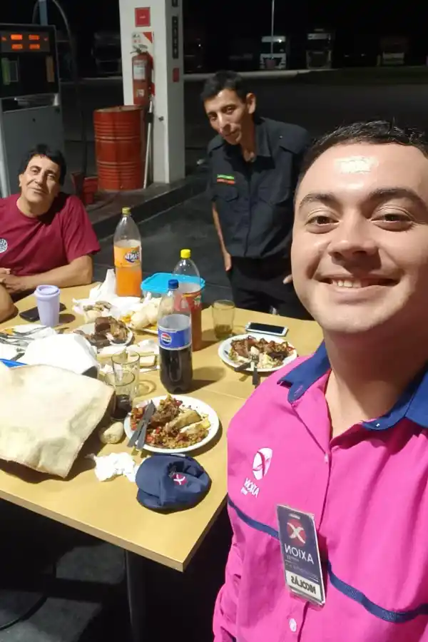 ENTRE SURTIDORES. Nicolás Movane con sus padres y su compañero de seguridad, recibiendo el Año Nuevo.