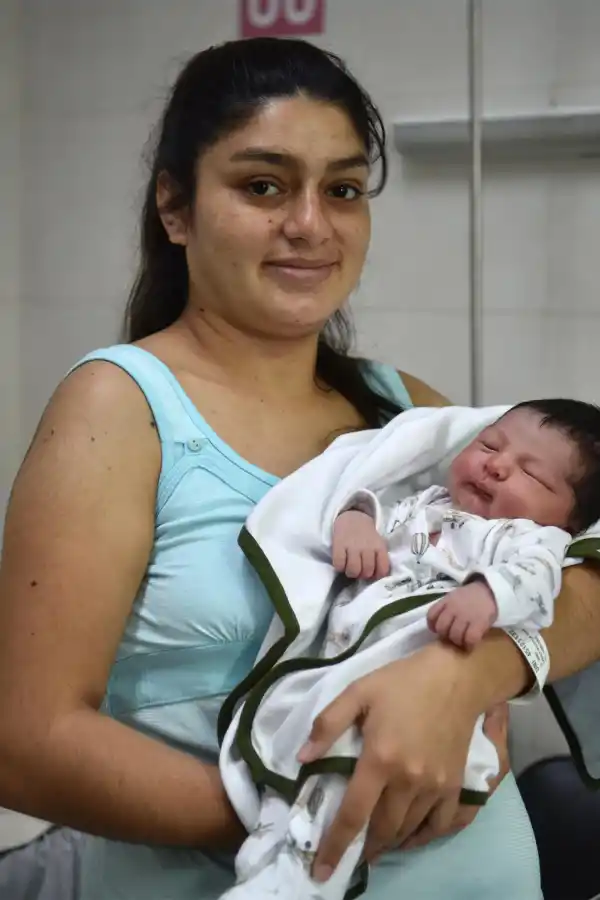El PRIMERO. Valentín descansa en los brazos de Micaela, su mamá. 