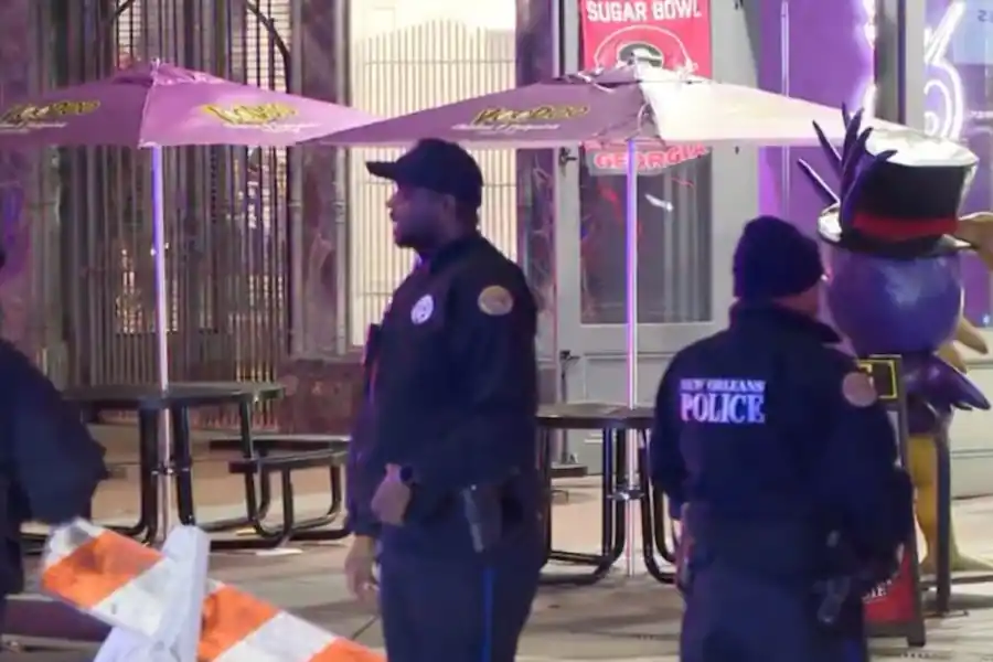 La Policía recorre la zona del ataque.