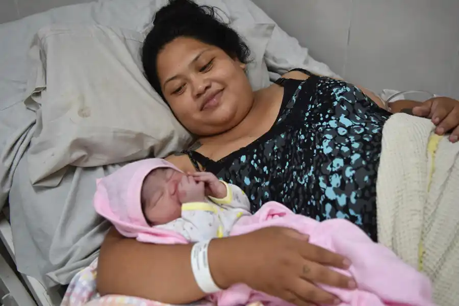 EN LOS PRIMEROS SEGUNDOS. En otra sala de parto de la Maternidad, Noemí dio a luz a Guillermina.