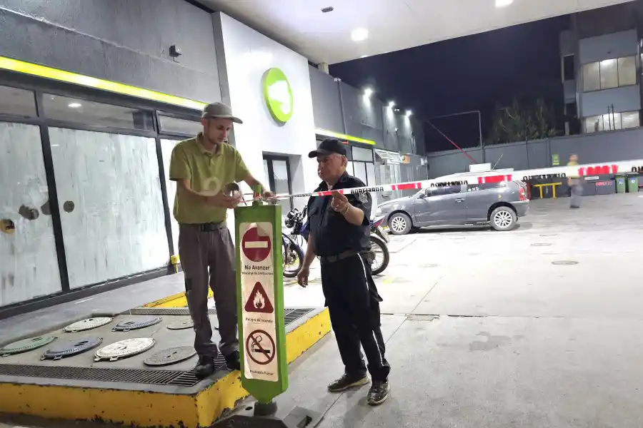 FUERA DE SERVICIO. Sebastián termina de colocar la cinta en toda la estación.