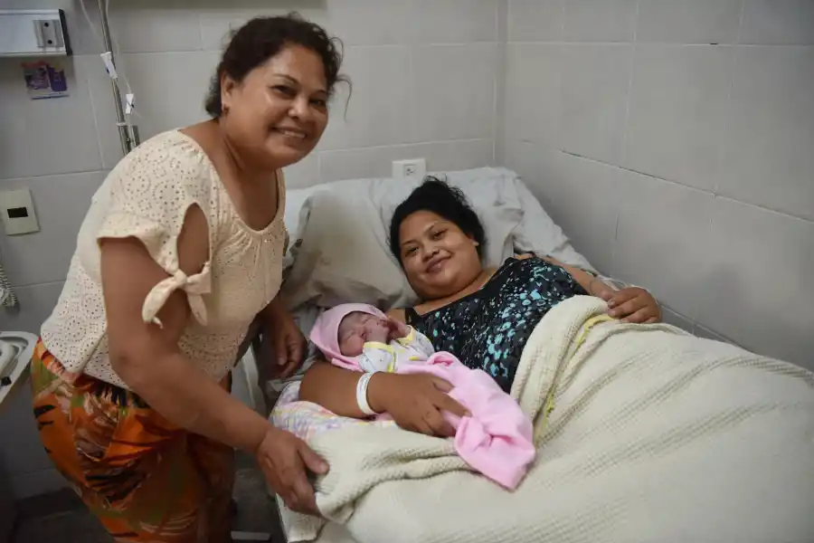 Karen Noemí Maldonado, su hija Guillermina y un familiar. LA GACETA / FOTO DE INÉS QUINTEROS ORIO