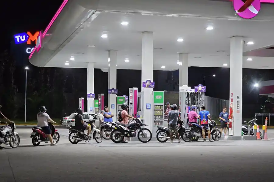 ÙLTIMOS MINUTOS. Una larga fila de motociclistas esperan para ser atendidos.