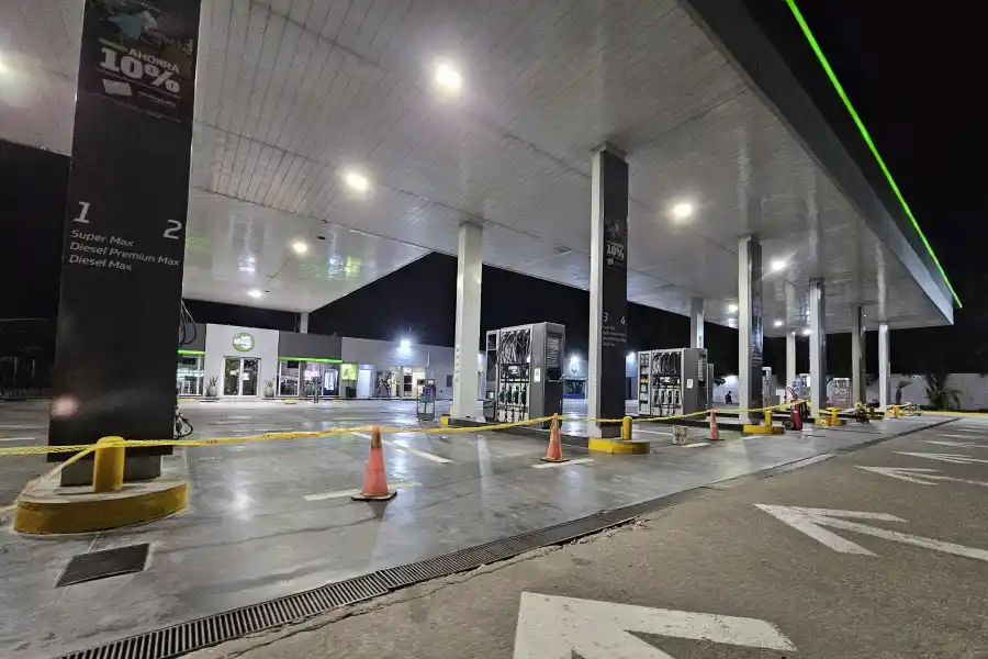 SIN CLIENTES. Minutos antes de preparar la mesa para cenar.