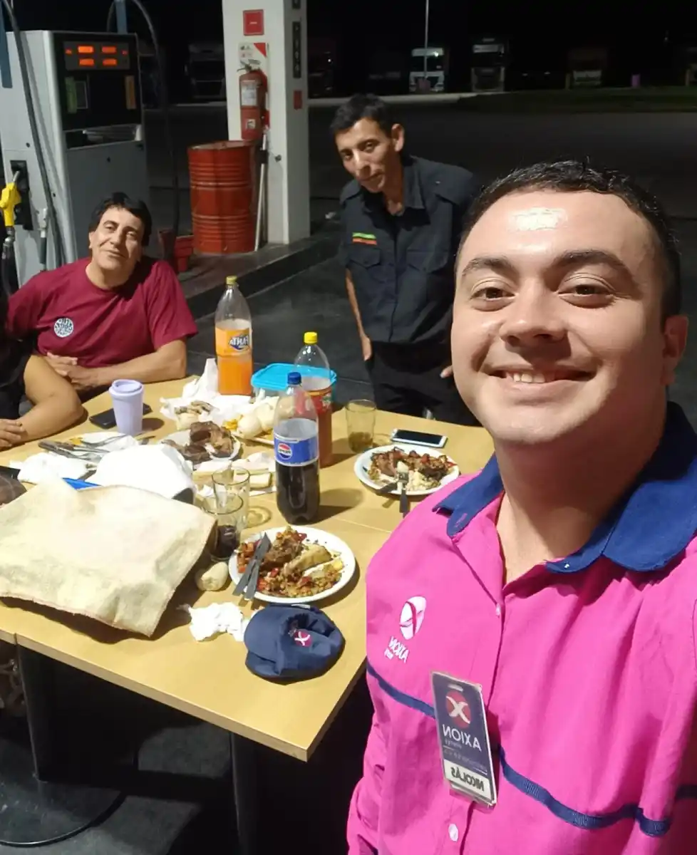 ENTRE SURTIDORES. Nicolás Movane con sus padres y su compañero de seguridad, recibiendo el Año Nuevo.