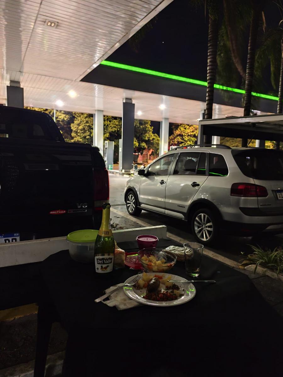 BRINDIS. Una sidra y asado con ensalada antes de las 00.