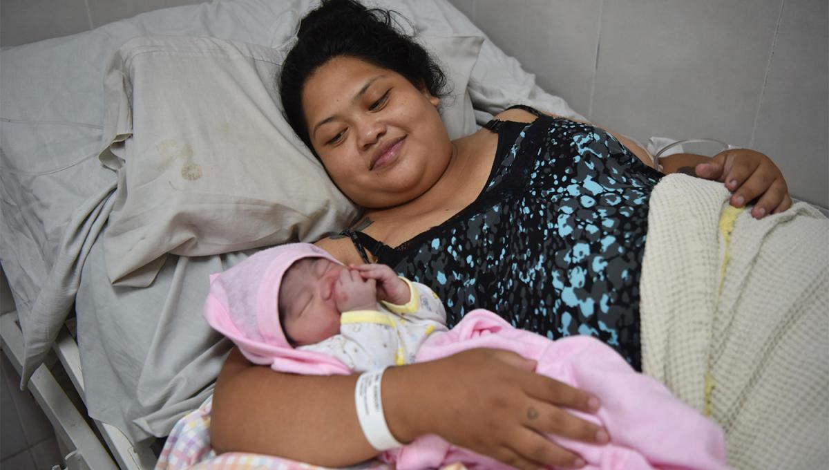EN LOS PRIMEROS SEGUNDOS. En otra sala de parto de la Maternidad, Noemí dio a luz a Guillermina.