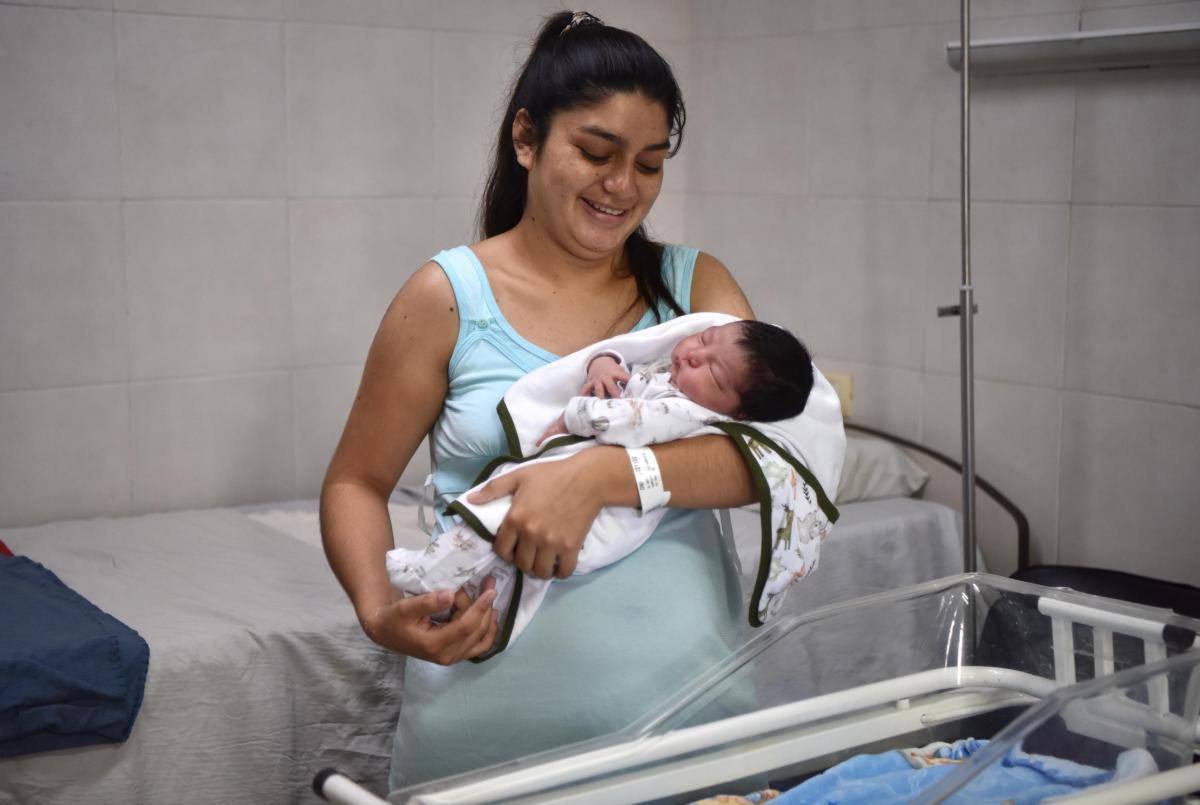 Micaela, la mamá, cuida a Valentín. LA GACETA / FOTO DE INÉS QUINTEROS ORIO