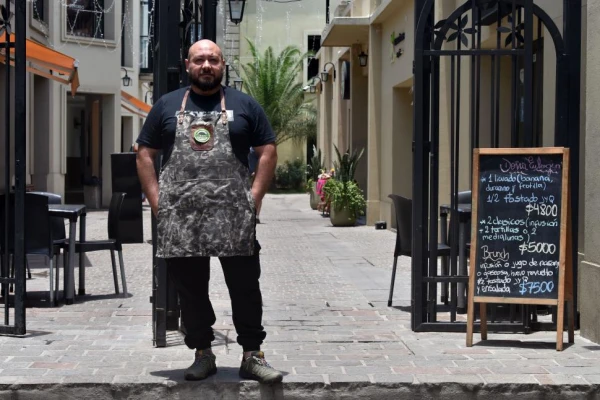De las armas a la cocina: Ariel dejó la policía de élite para convertirse en chef profesional