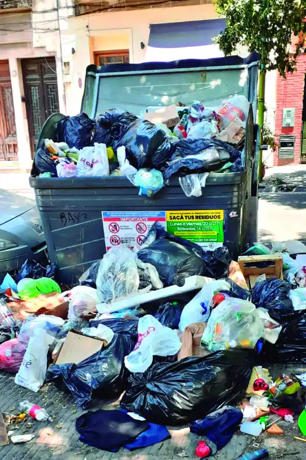 LA GACETA en WhatsApp: vereda bloqueada