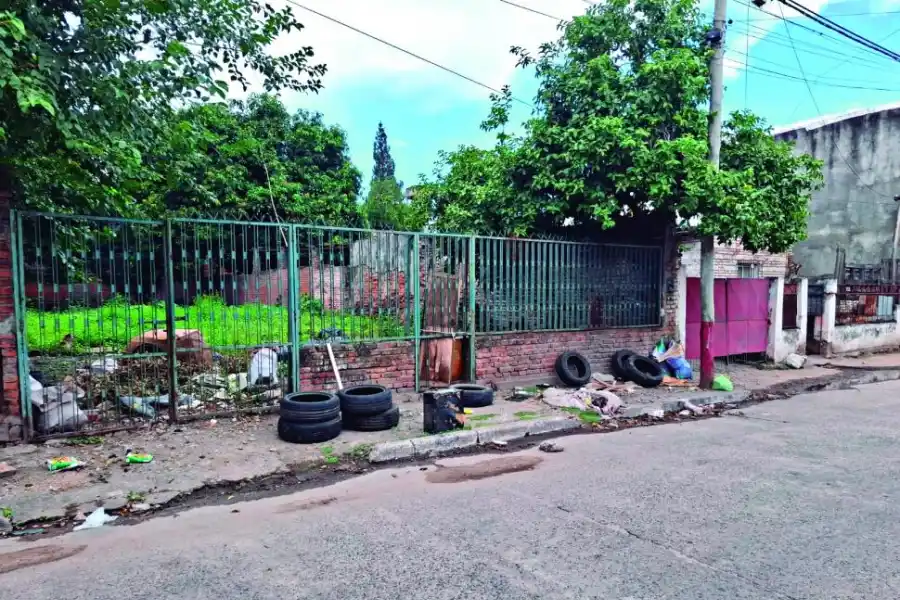 LA GACETA en WhatsApp: vereda bloqueada