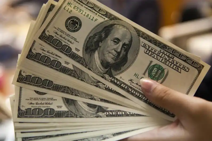 MEDIDAS. El fortalecimiento del peso llevó a que, según el Gobierno, sobren dólares.