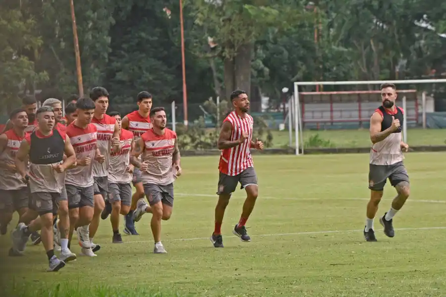 REGRESO. Matías “Caco” García (a la derecha) trabajó a la par del grupo.