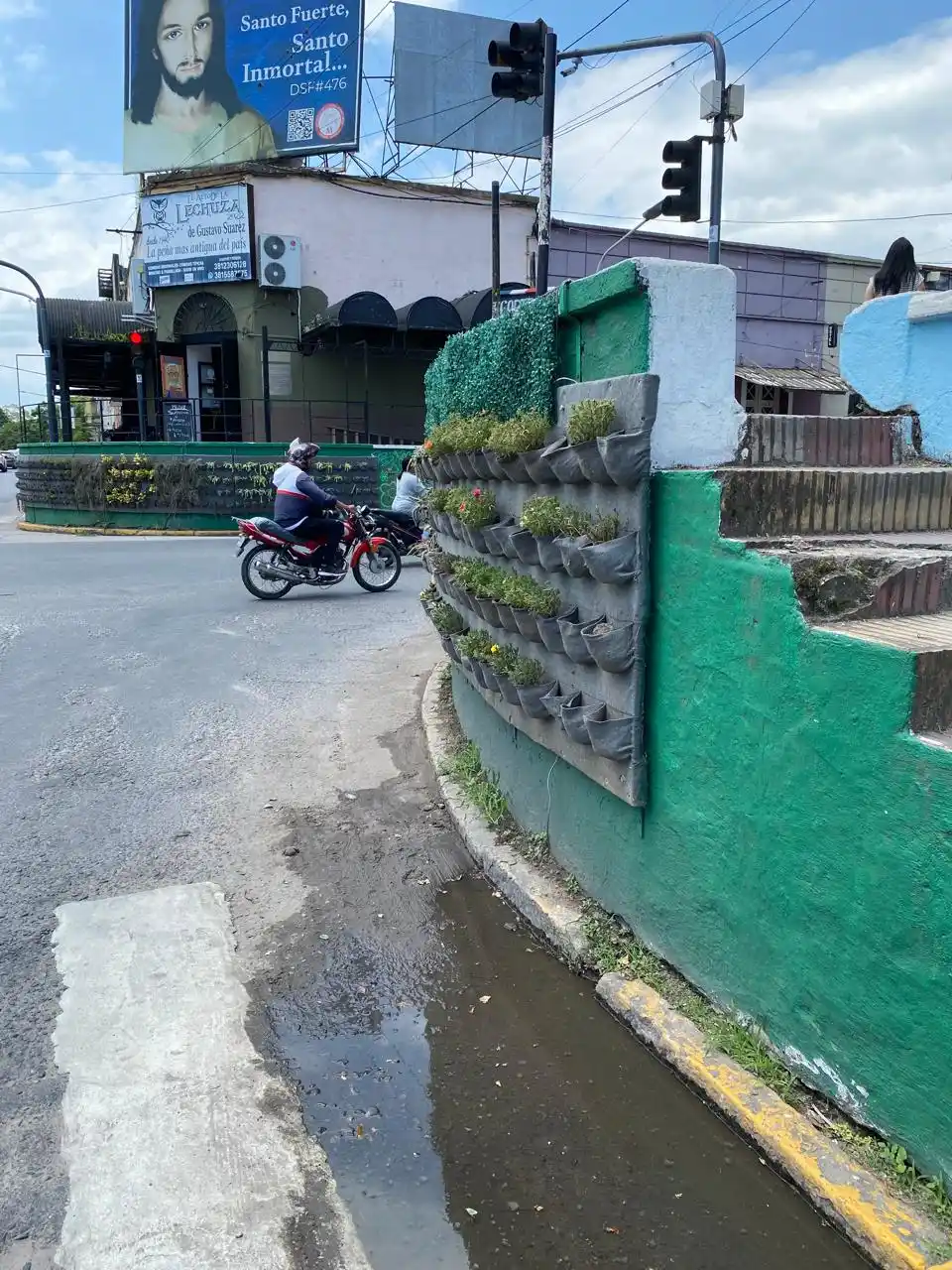 LA GACETA en WhatsApp: vereda bloqueada