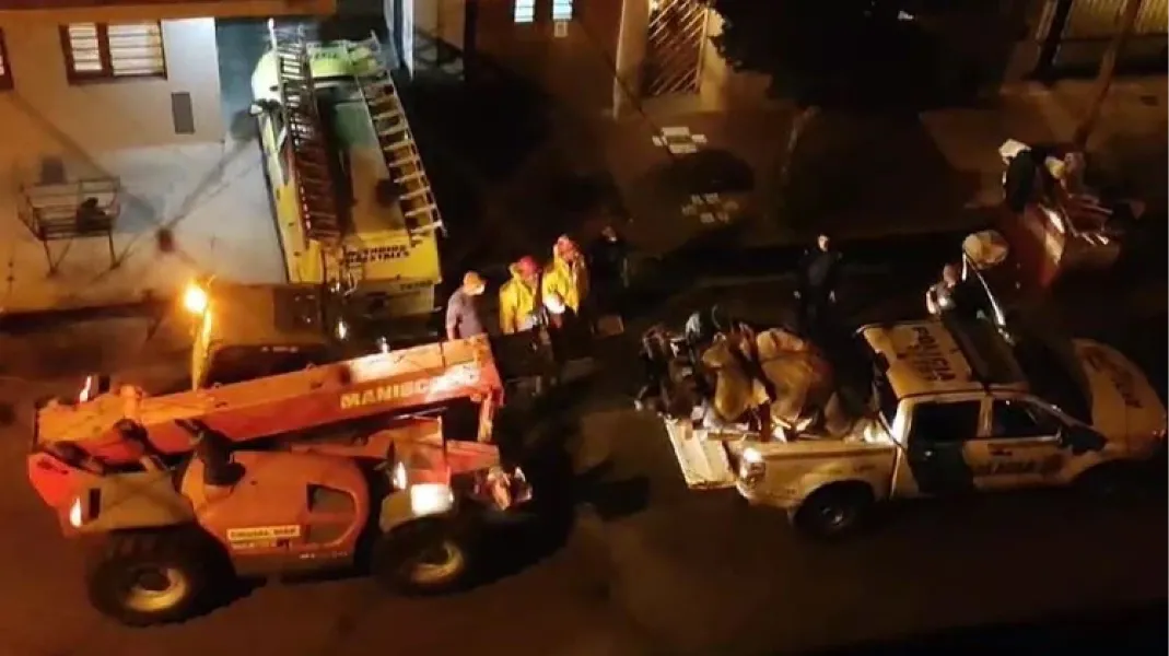 Los agentes tiraron una pared para poder retirar el cuerpo.