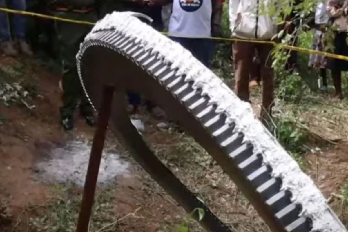 Un enorme trozo de basura espacial aterriza en un pueblo de Kenya KBC/YouTube