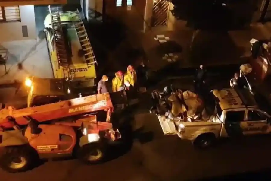 Los agentes tiraron una pared para poder retirar el cuerpo.
