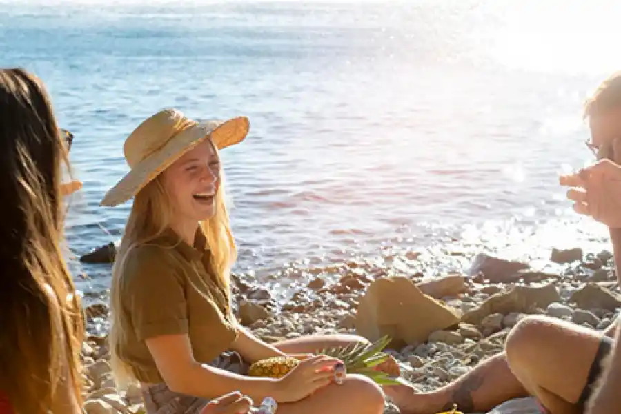 Comer liviano en la playa puede evitar molestias estomacales. 