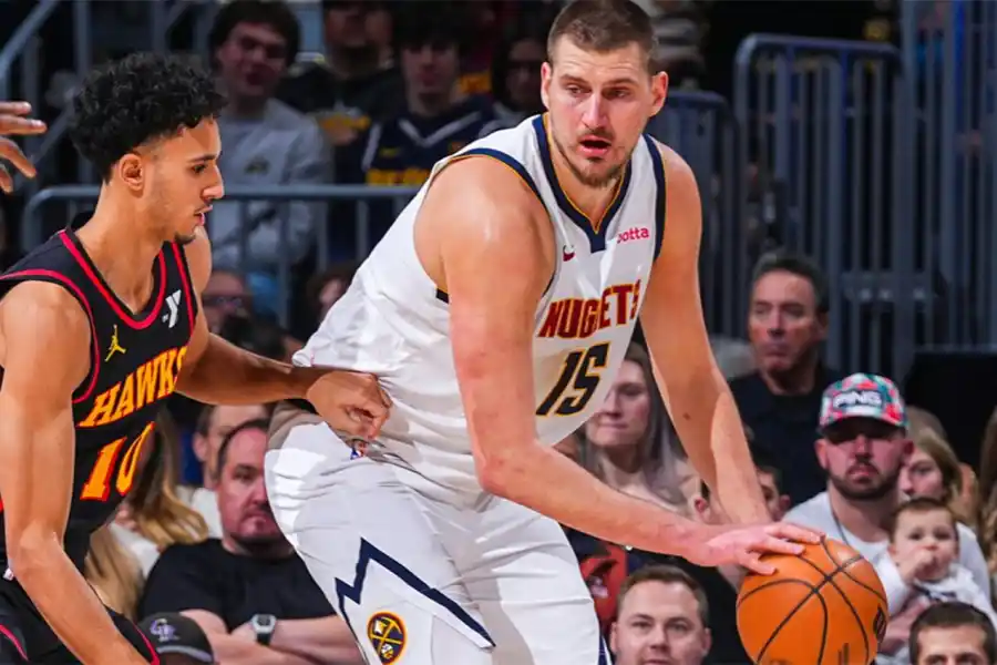 DOMINADOR. El tres veces MVP Nicola Jokic sigue siendo el arma más determinante de los Nuggets en cualquiera de las zonas pintadas.