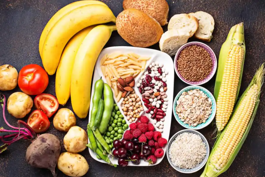 La fibra puede ayudar a reducir el colesterol y a sentirse saciado, lo que puede ayudar a controlar que comas en exceso.