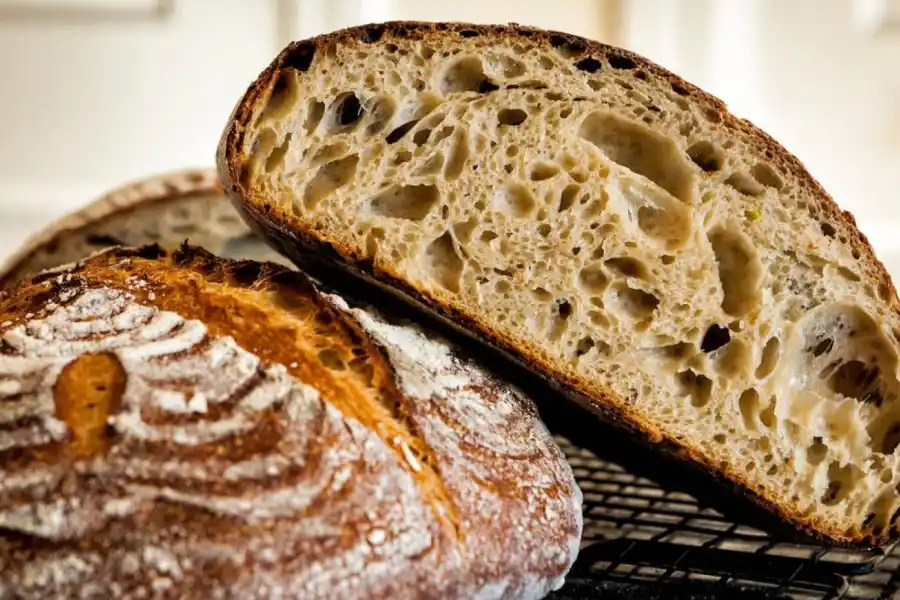 El pan de masa madre presenta un bajo índice gluecémico y mejora la digestión.