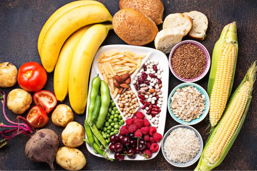 La fibra puede ayudar a reducir el colesterol y a sentirse saciado, lo que puede ayudar a controlar que comas en exceso.