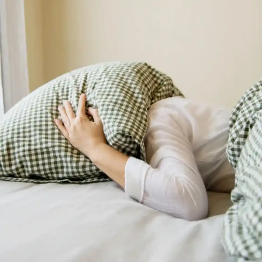 La falta de sueño puede provocar una mayor cantidad de arrugas y pérdida de la plenitud de la piel. tez amarillenta, deslucida. Infecciones en la piel y boqueras o úlceras bucales.