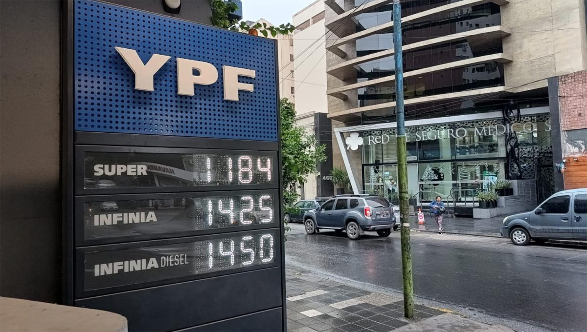NUEVOS VALORES. Los precios fueron actualizados hoy en las estaciones de servicios de YPF en toda la provincia.