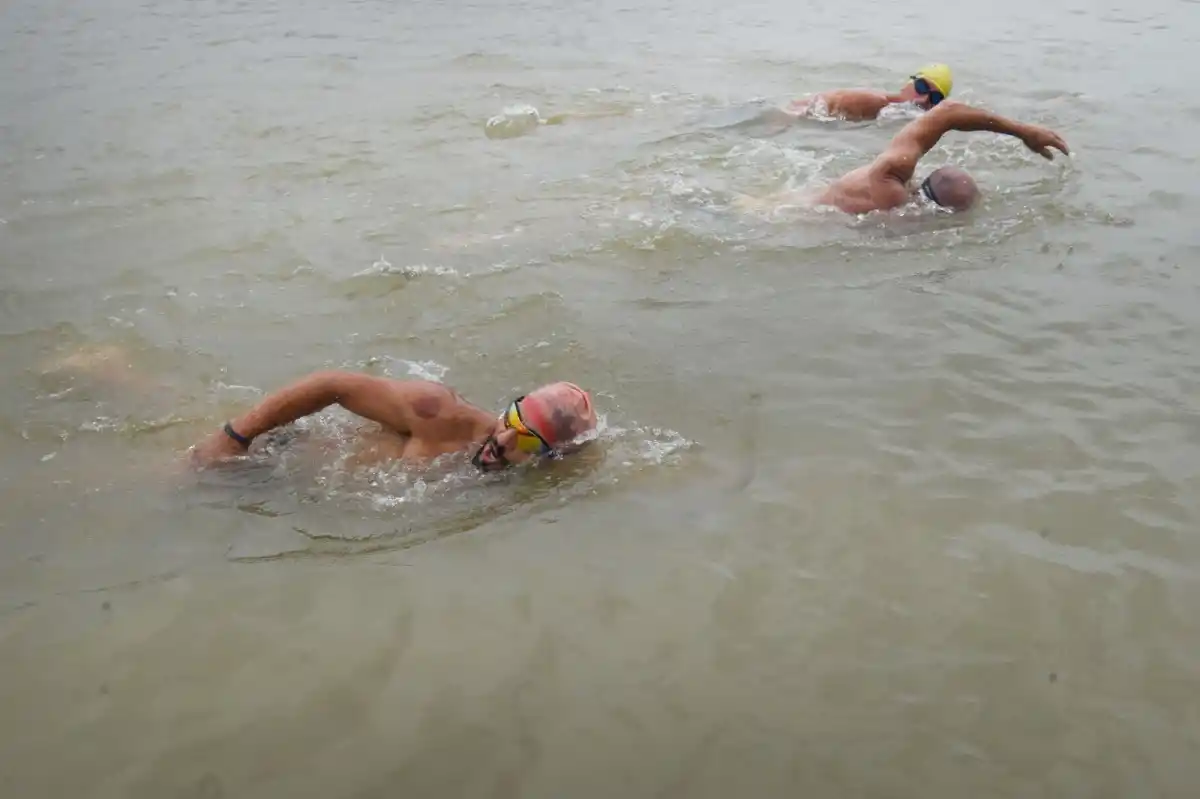 PREPARACIÓN. Los nadadores recorren seis kilómetros como mínimo por cada entrenamiento.