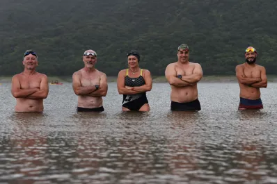 Son nadadores de aguas abiertas, entrenan en El Cadillal y se preparan para cruzar el Río de La Plata