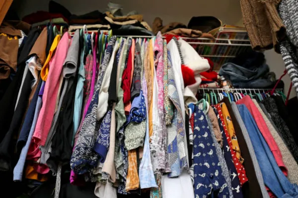 Qué significa tener el armario lleno de ropa que no usás, según la ciencia